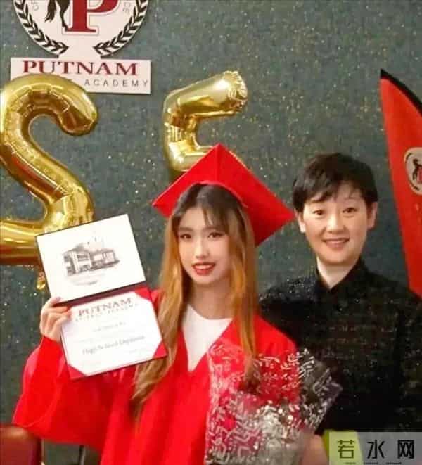 徐帆赴美参加养女徐朵的高中毕业典礼，徐朵蜕变惊艳全场！