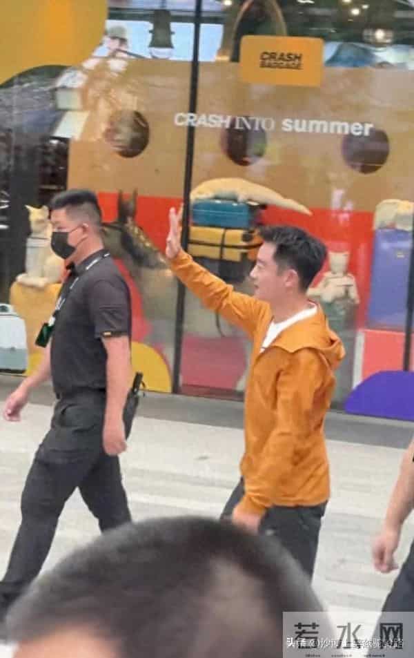 郑恺现身成都 本人不高脚好短 瘦瘦的还是蛮帅的 身材维持的也很好