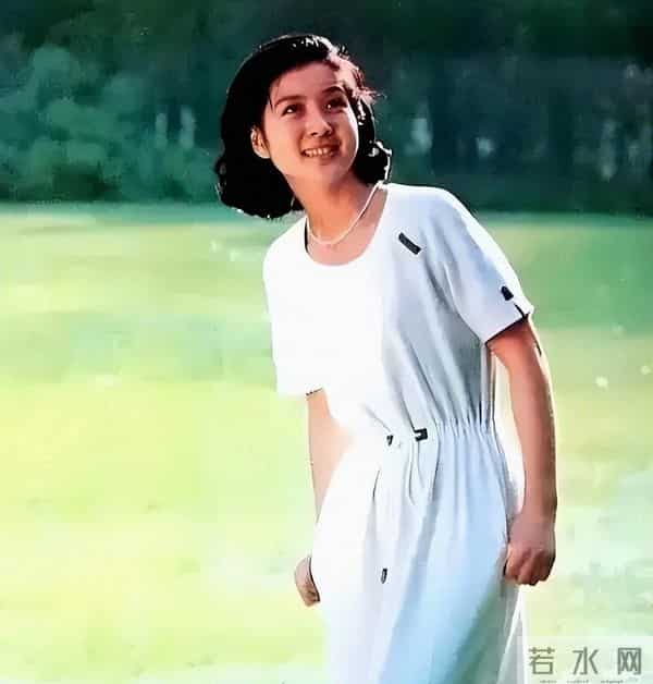 被央视“除名”后，51岁的海霞亮出新身份，老公是名声响亮的他