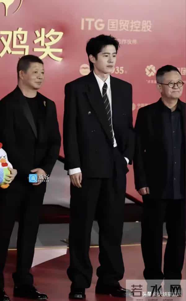 金鸡这一天，素颜一脸褶子的邓超，秒了内娱一堆涂脂抹粉的小鲜肉