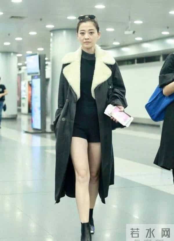 梅婷减肥成功后风格大变!穿黑色长皮衣+针织衫+短裤,时髦又高级
