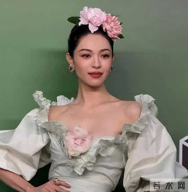 钟楚曦又“抢”C位?这一次合影环节站中间,抢风头争议又来了