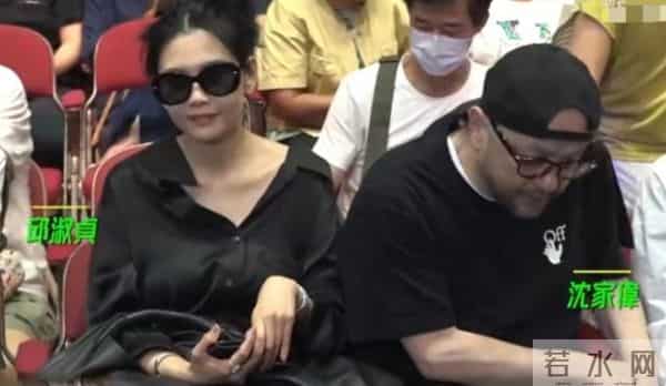 邱淑贞和沈家伟一起看演唱会,家伟一直躲镜头,快把头低到膝盖了