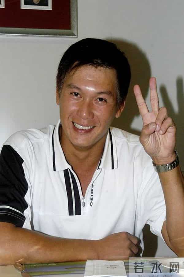 一路走好!香港资深艺人设灵遗孀哭成泪人,刚做完心脏支架手术