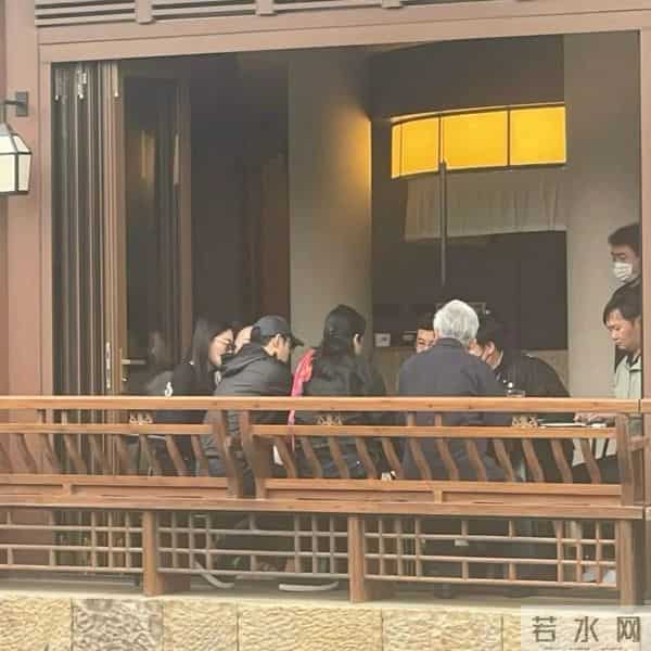 霍启仁雪山举行婚礼，妻子模样像婆婆朱玲玲，小腹隆起似双喜临门