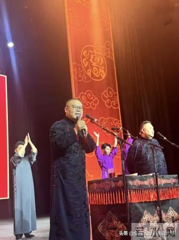 德云社当红演员落地伦敦,晒照报平安,出国商演,俨然如度假一般