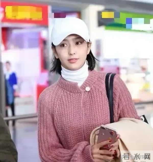 佟丽娅机场私服真会穿!长款针织大衣+牛仔裤,时髦又减龄