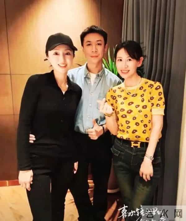 董璇夫妇看大张伟演唱会，张维伊困到不停打哈欠，不忘护着老婆