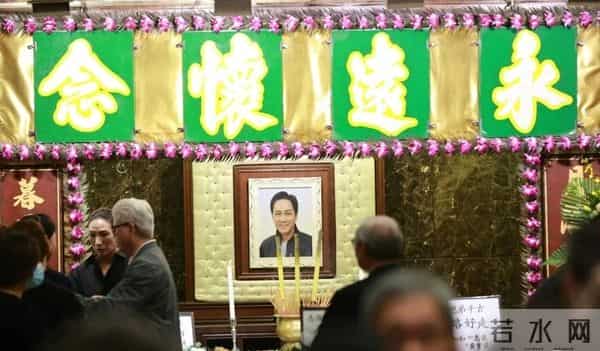 前亚视小生甄志强追思会,遗孀方心媛哭成泪人,圈中好友送花牌悼念