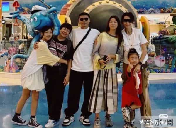 52岁蔡少芬街头被偶遇，红色长发似少女，老年斑还是藏不住