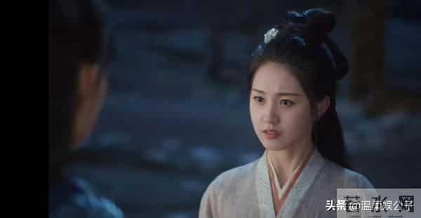 看到郭宇欣跑龙套旧照，站杨紫身边一点不输，才知啥叫小红靠捧