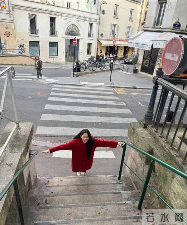 欧阳娜娜大红色风衣配小高跟,私下可爱贪玩美少女一枚!