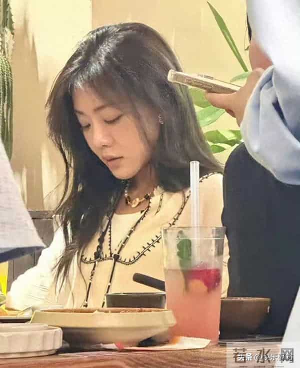 邓家佳在重庆吃烤鱼被偶遇，小姨妈气质绝了 脸小精致 美得恰到好处