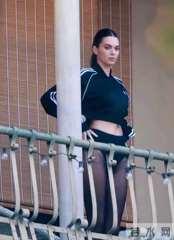 绝了!肯豆这短款夹克太会搭,露腰|黑丝 休闲运动风也能这么辣