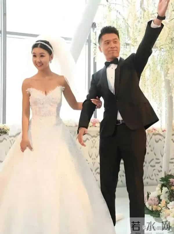 40岁李小萌北京逛街，开五六百万劳斯莱斯，王雷大连富二代不差钱