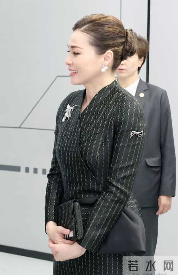 泰国王后在北京参观机器人好惊艳！收腰小套装配蝴蝶结胸针，真美