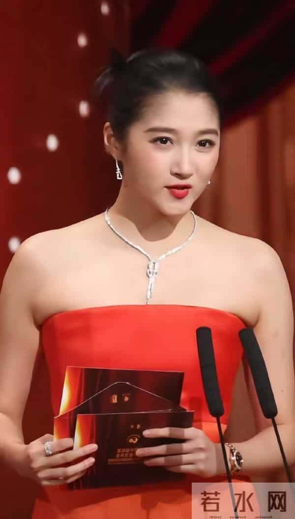 关晓彤怼脸拍封神,172cm身高下的轮廓优势藏不住