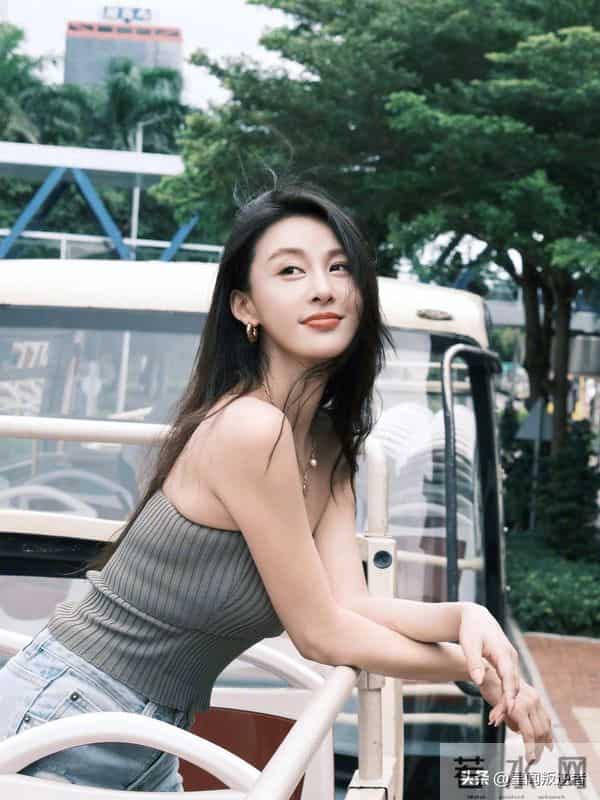 我的天,人间尤物贾青秋日吊带背心牛仔,是青春穿搭的模样