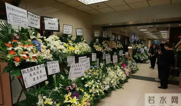 前亚视小生甄志强追思会,遗孀方心媛哭成泪人,圈中好友送花牌悼念