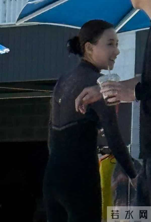 窦骁何超莲被传婚变后首合体,夫妇俩在澳洲冲浪,女方笑得好开心