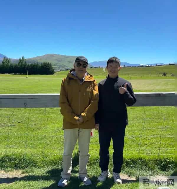 68岁老戏骨李建义新西兰被网友偶遇，年近古稀打扮低调身材硬朗！