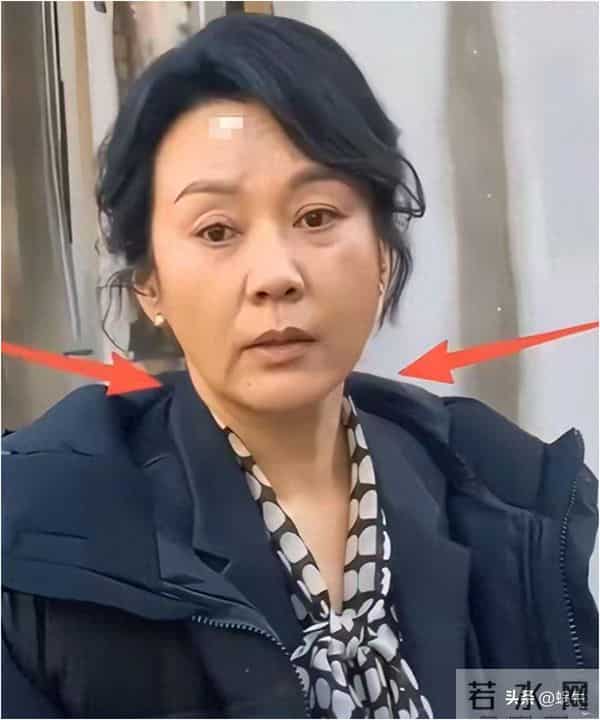 54岁闫妮现状，自然衰老其实挺自然的，这才最真实！