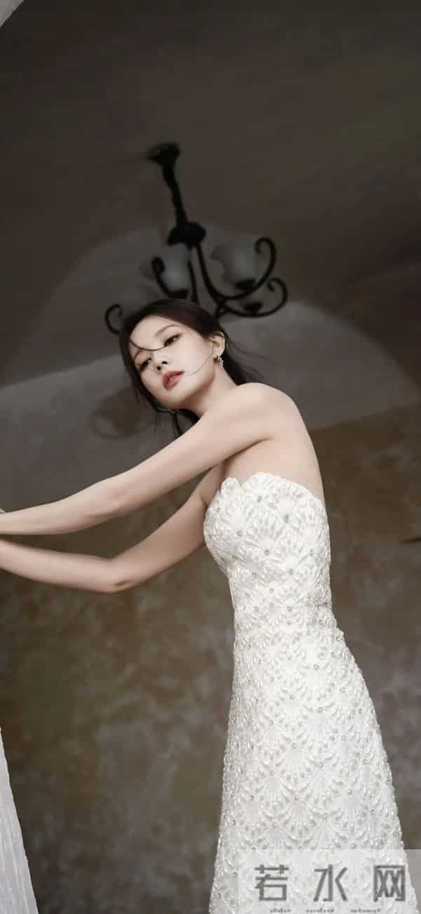 李一桐｜珍珠白裙封神！编发造型+萌系互动杀疯热搜
