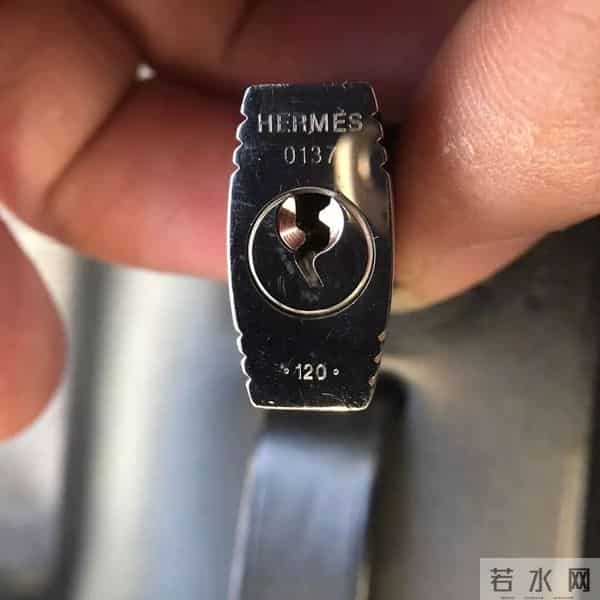 杨紫穿20年前的衣服出席活动，细心看还有污渍和虫洞…