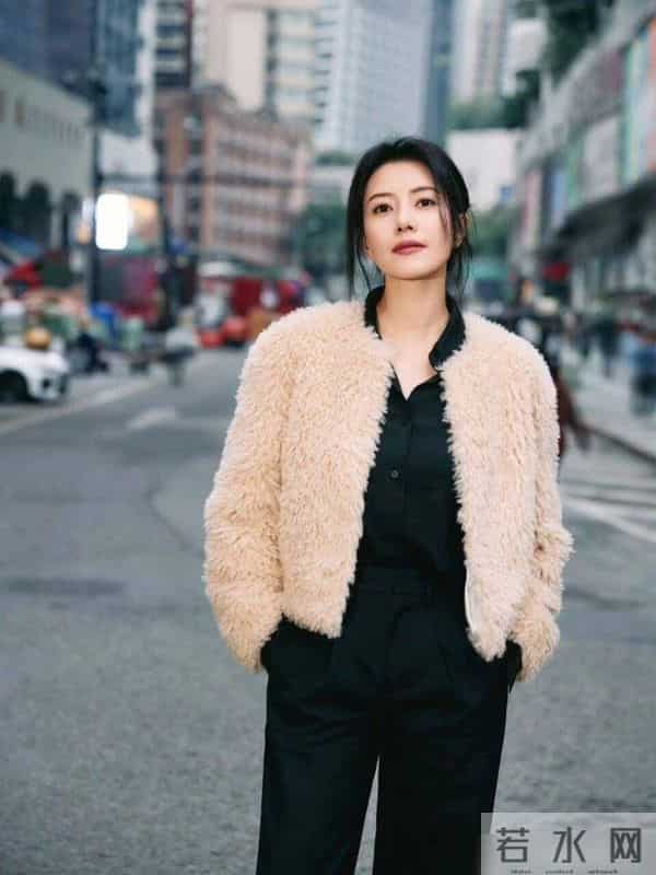 45岁高圆圆又带火了简约穿搭:羊羔毛外套内搭一身黑,高级又洋气