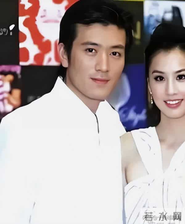 不装了！杨子黄圣依离婚后，男方妈妈另一面曝光，走上了向太老路