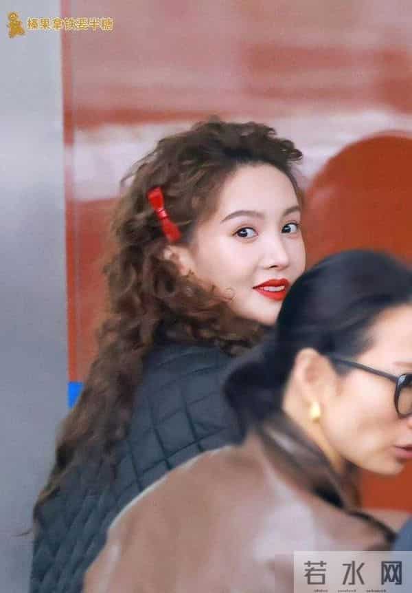 金晨又带火了秋冬新穿搭:羽绒服+牛仔裤+羊毛卷发型,高级又洋气