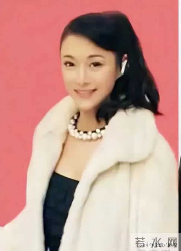 母亲曾经抛下她,父亲唐国强闪婚不养她,如今42岁唐莉活成怎样了