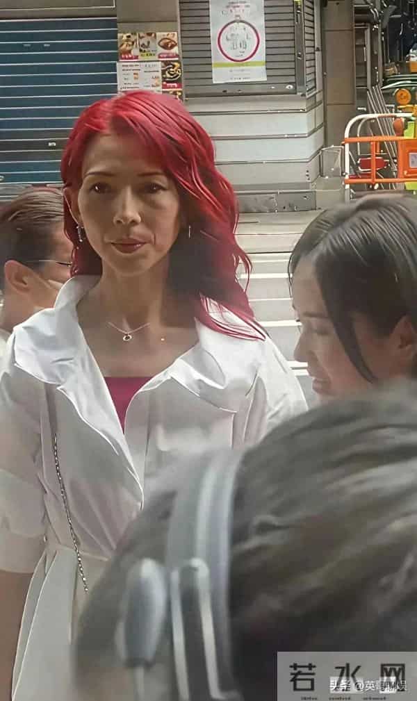 52岁蔡少芬街头被偶遇，红色长发似少女，老年斑还是藏不住