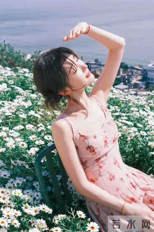 毛晓彤身穿粉色吊带碎花连衣裙,田园风韵味十足~