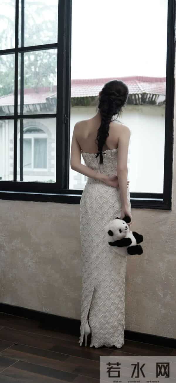李一桐｜珍珠白裙封神！编发造型+萌系互动杀疯热搜