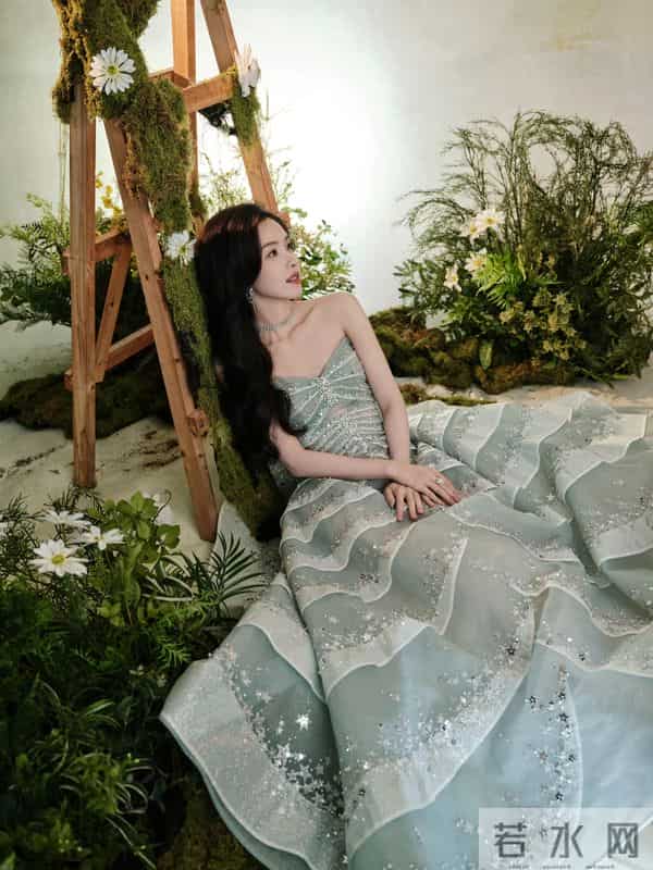 陈都灵性感抹胸裙写真，这也太美了