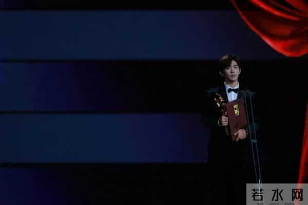 易烊千玺拿金鸡影帝不稀奇，他未来能拿10座丨河豚社论