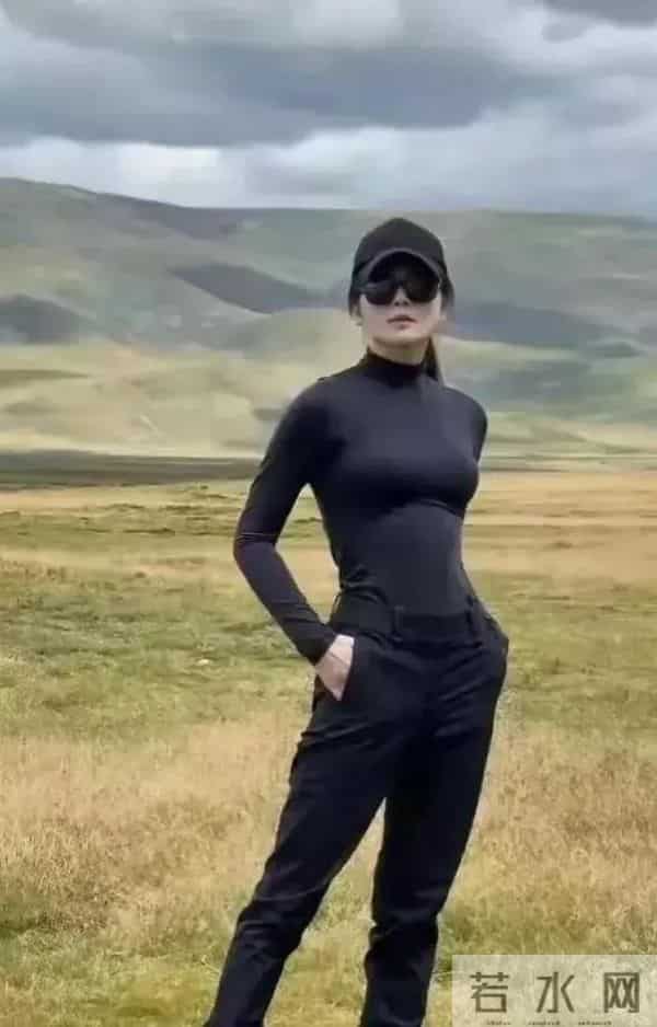 46岁刘涛洱海放飞了!穿黑色紧身瑜伽服身材火辣,这状态嫩回26岁