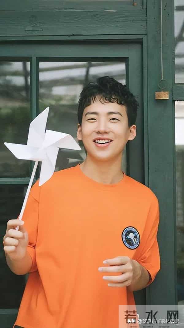 郭德纲王惠出行,司机停车停路中央,工作人员竟伸手拦过路自行车