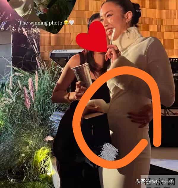 霍震霆朱玲玲出席三儿子婚礼，现场布置简单，不及当年霍启刚婚礼