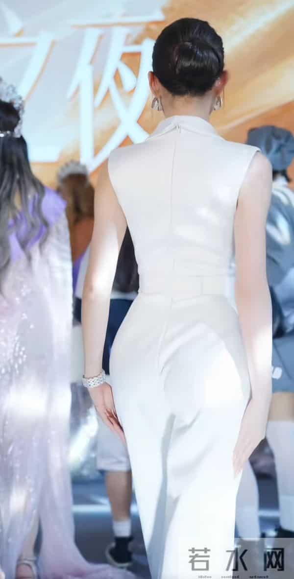 这个身材除了胸，就是腿，简直不要太好了