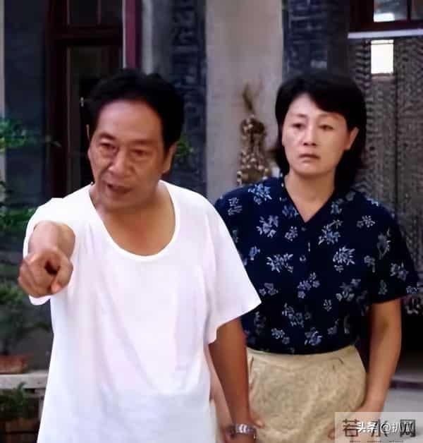 “老夫少妻”的残酷暴露无遗，王奎荣尽显老态，妻子依旧容颜娇美