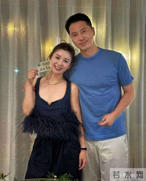 40岁李小萌北京逛街，开五六百万劳斯莱斯，王雷大连富二代不差钱