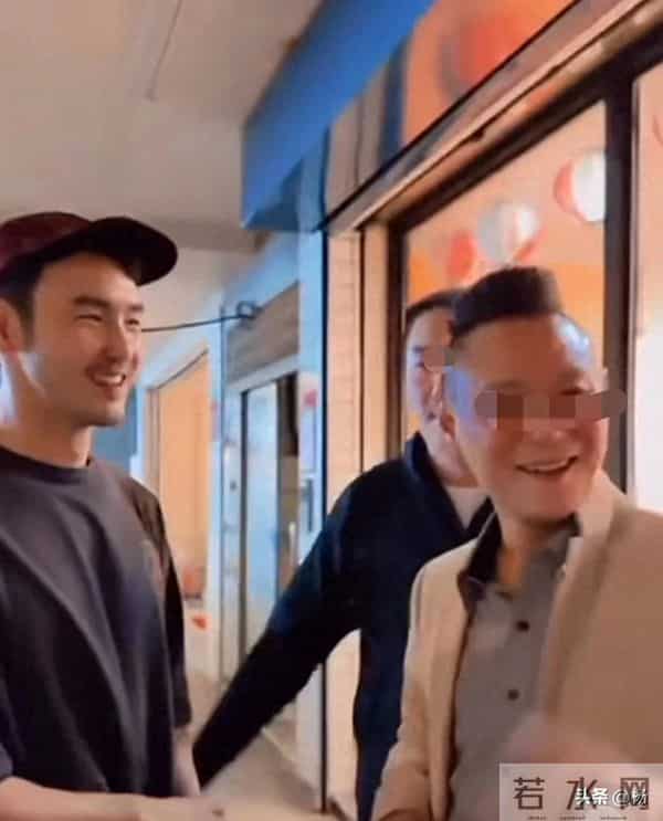 43岁阮经天被网友偶遇，作为明星自觉悄悄地把烟藏起来，好可爱