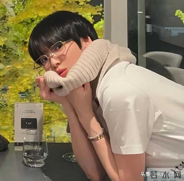 宋慧乔44岁素颜聚餐照曝光！短发金丝眼镜惊艳全网