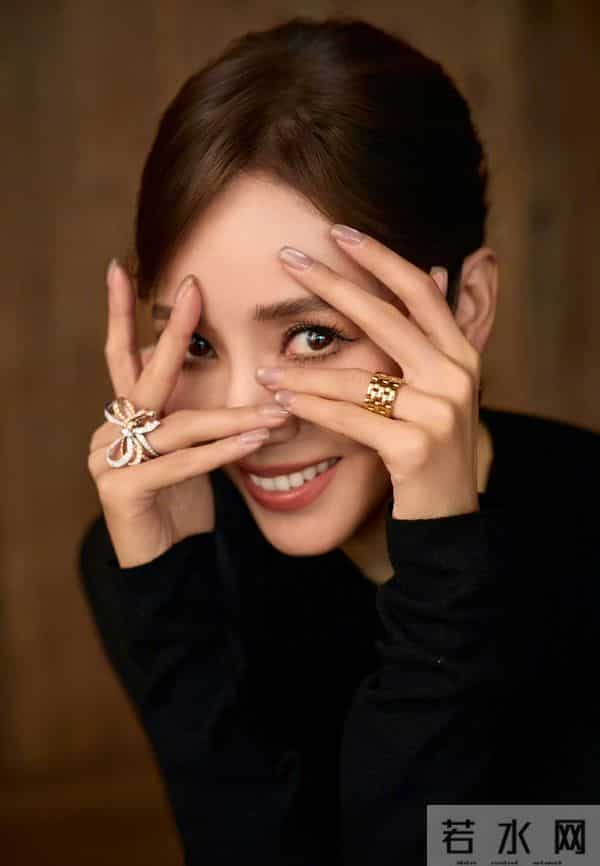 谁懂这黑裙下的长腿杀?又细又直就算了,侯佩岑慵懒气质太勾人