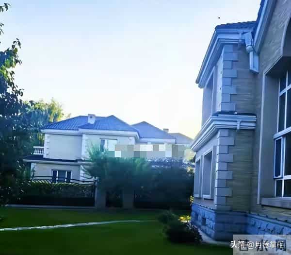 原来他俩是夫妻，家里家外老婆是领导，68岁住大别墅仍坚持拍戏