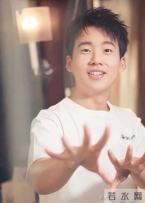 郭德纲王惠出行,司机停车停路中央,工作人员竟伸手拦过路自行车