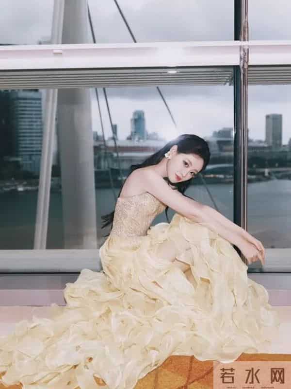 祝绪丹｜鎏金黄裙美出圈！抹胸碎钻裙尽显优雅氛围感