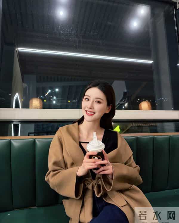 李丹儿亮相金鸡奖红毯,穿闪钻挂脖纱裙气质温婉